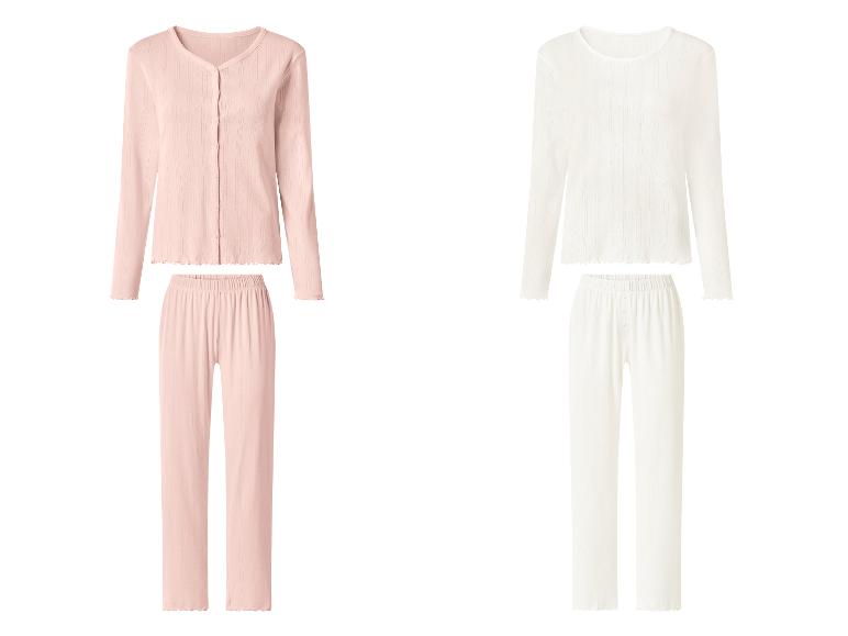 Deux ensembles de pyjamas : un rose avec un cardigan et un pantalon, et un blanc avec un haut et un pantalon.