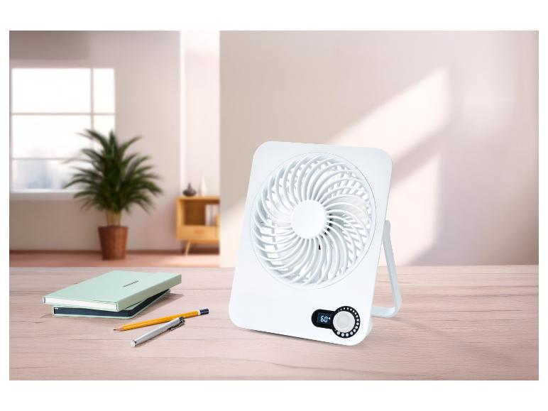 Ventilateur de bureau blanc avec affichage numérique 60° sur une table en bois avec carnets et stylos.