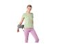 Femme en t-shirt vert clair et leggings roses, tenant un tapis de yoga gris.