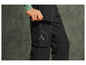 Pantalon noir avec logo de marque et poches.