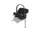 Un siège auto pour bébé noir avec une doublure verte.
