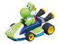 Yoshi dans une voiture de course Mario Kart bleue et verte.