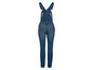 Une salopette en jean bleu foncé pour femme.