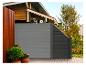 Clôture de jardin moderne en gris et gris foncé avec une maison en bois et une végétation luxuriante.