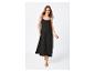 Robe maxi noire et sandales plates : style estival.