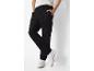 Pantalon cargo noir et baskets blanches.