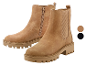 Bottines Chelsea couleur beige clair à semelle épaisse.