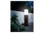 Un luminaire extérieur moderne avec une finition en osier.