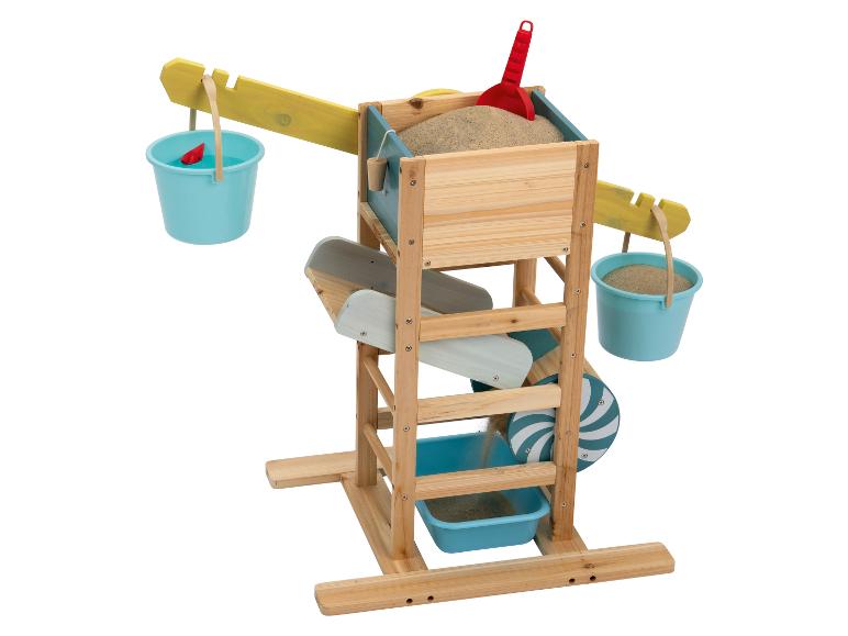 Un bac à sable en bois avec deux seaux, un toboggan et un moulin tournant.