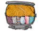 Sac de tricot gris avec un tricot jaune, des pelotes de fil et des aiguilles
