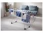 Séchoir à linge avec des vêtements secs dans un salon moderne