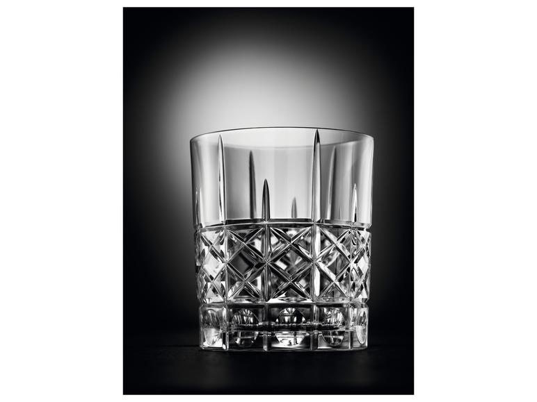 Un verre à whisky ou à spiritueux en cristal gravé.