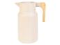 Carafe isotherme beige avec poignée en bambou.