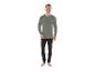 Homme en t-shirt thermique gris à manches longues et pantalon thermique noir