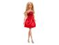 Poupée Barbie blonde vêtue d'une robe rouge et de talons argentés.