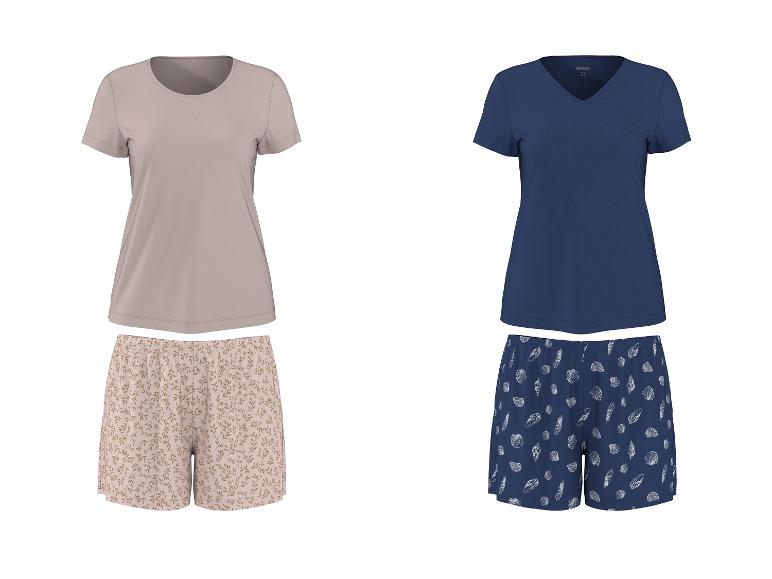 Deux pyjamas courts pour femmes, l'un beige à motif végétal et l'autre bleu marine à motif coquillages.