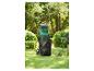 Un broyeur Parkside avec un sac de ramassage noir dans un jardin.