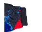 Manchette d'une veste d'enfant avec motif bleu, rouge et noir, avec un poignet bleu foncé.