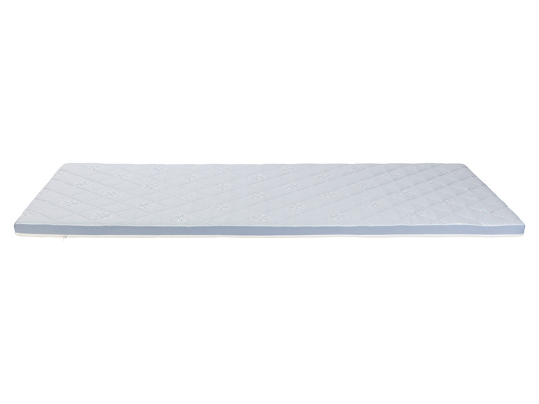 Un matelas bleu clair avec un motif en diamant.