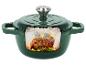 Cocotte en fonte verte avec couvercle, montrant une coupe transversale d'un carré d'agneau et de légumes