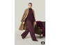 Femme portant un élégant manteau camel, un pull bordeaux et un pantalon large.