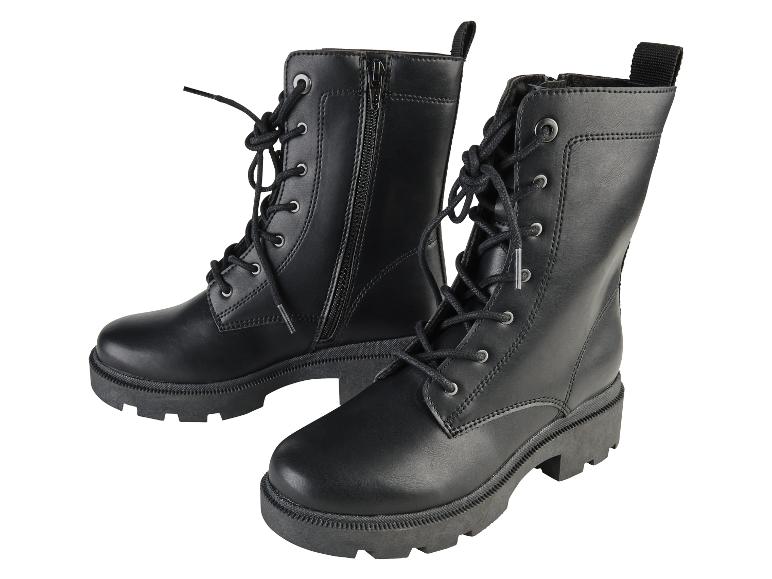 Deux bottes noires à lacets et fermeture éclair.