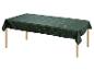 Une nappe vert foncé avec un motif de sapins de Noël.