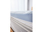 Gros plan d'un surmatelas bleu et blanc avec une maille.