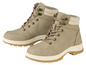 Deux paires de bottes en cuir beige à lacets et doublées.