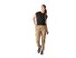 T-shirt noir et pantalon cargo beige pour femme.