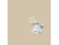 Chaise en métal blanc et tapis abstrait gris et blanc sur fond beige.
