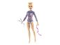 Poupée Barbie vêtue d'un costume de gymnastique avec des massues et un ruban.
