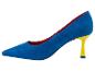 Chaussures à talons bleus en daim avec talon jaune.
