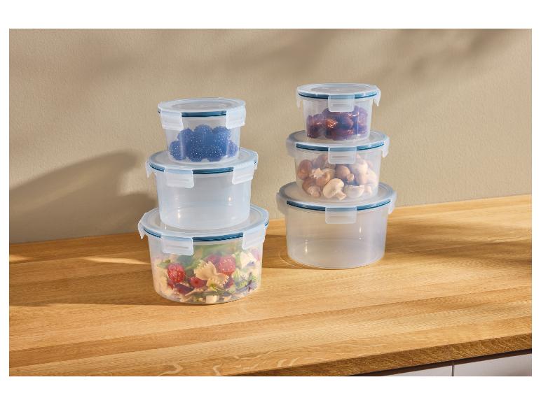 Conteneurs alimentaires transparents empilables avec baies, dattes, champignons et salade.