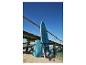 Planche de paddle gonflable Crivit et sac de transport sur une plage.