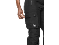 Pantalon de sport noir avec poche et fermeture éclair, personne boutonnant.