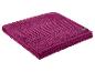 Serviette de bain magenta pliée avec un motif texturé en relief.