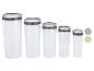 Ensemble de cinq récipients de rangement transparents avec couvercles gris, de tailles variées.