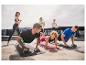 Exercice avec tapis, résistance et poignées de push-up.