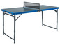 Une table de ping-pong pliable avec un plateau noir et des bords bleus