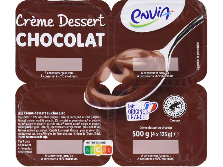 Dessert au chocolat avec une cuillère, montrant les détails du produit et l'étiquette Nutri-Score.