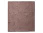 Couverture ou couvre-lit marron avec un motif matelassé ondulé et géométrique.