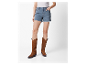Femme en short en jean et bottes de cow-boy marron.