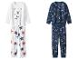 Deux ensembles de pyjamas pour enfants, un blanc avec un ours et des étoiles, l'autre bleu avec une lune et des étoiles.