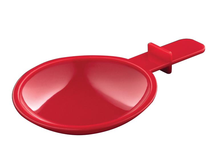 Une cuillère doseuse rouge pour cuisiner.