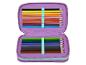 Trousse violette avec crayons de couleur.
