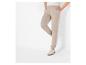 Pantalon beige avec taille élastique et baskets blanches.