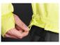 Gros plan sur une veste jaune avec un cordon de serrage.