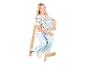 Fille souriante assise sur une chaise haute en bois et grise.