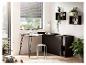 Bureau d'angle noir avec rangement, tabouret vert clair et plantes dans un bureau lumineux.